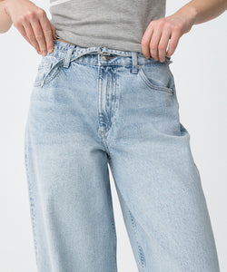 AVA BARREL JEANS - LIGHT BLUE