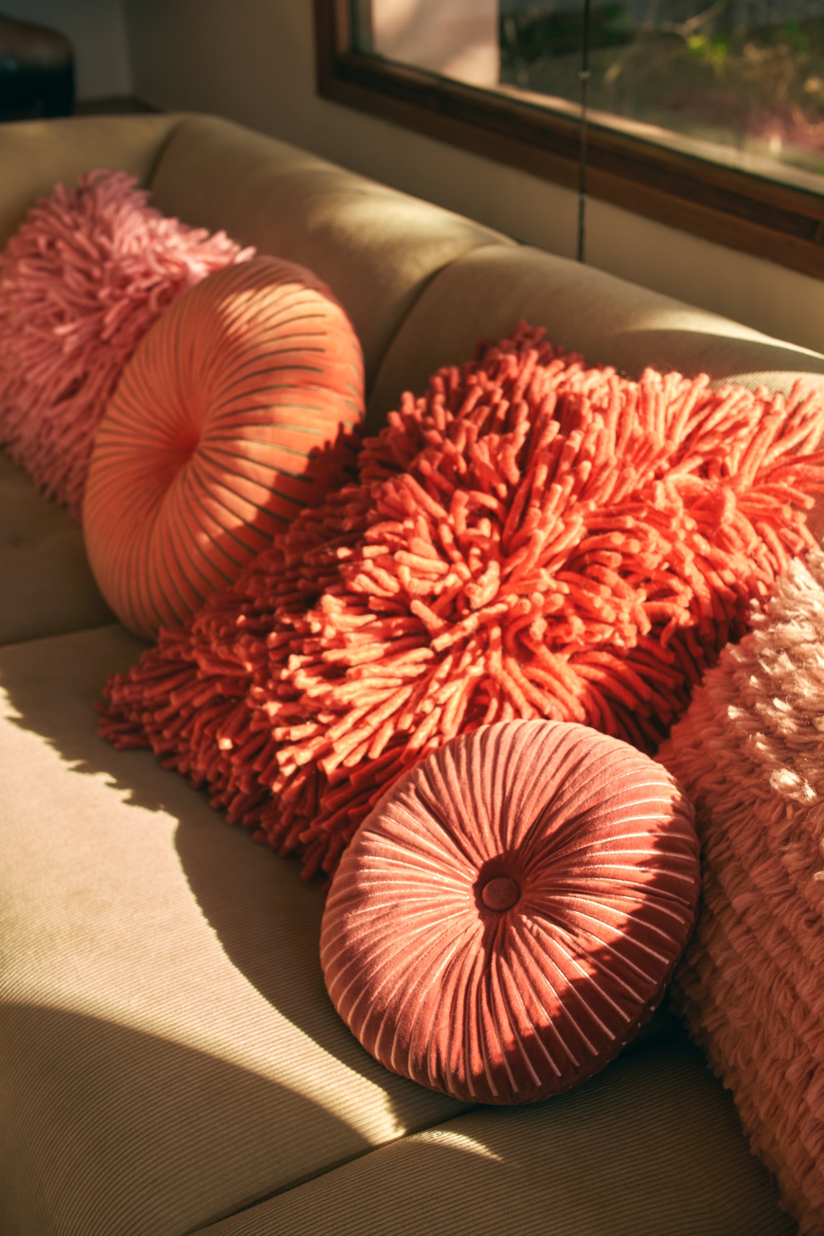 HKliving | ROUND RIPPLE CUSHION - BURGUNDY 35cm x 35cm