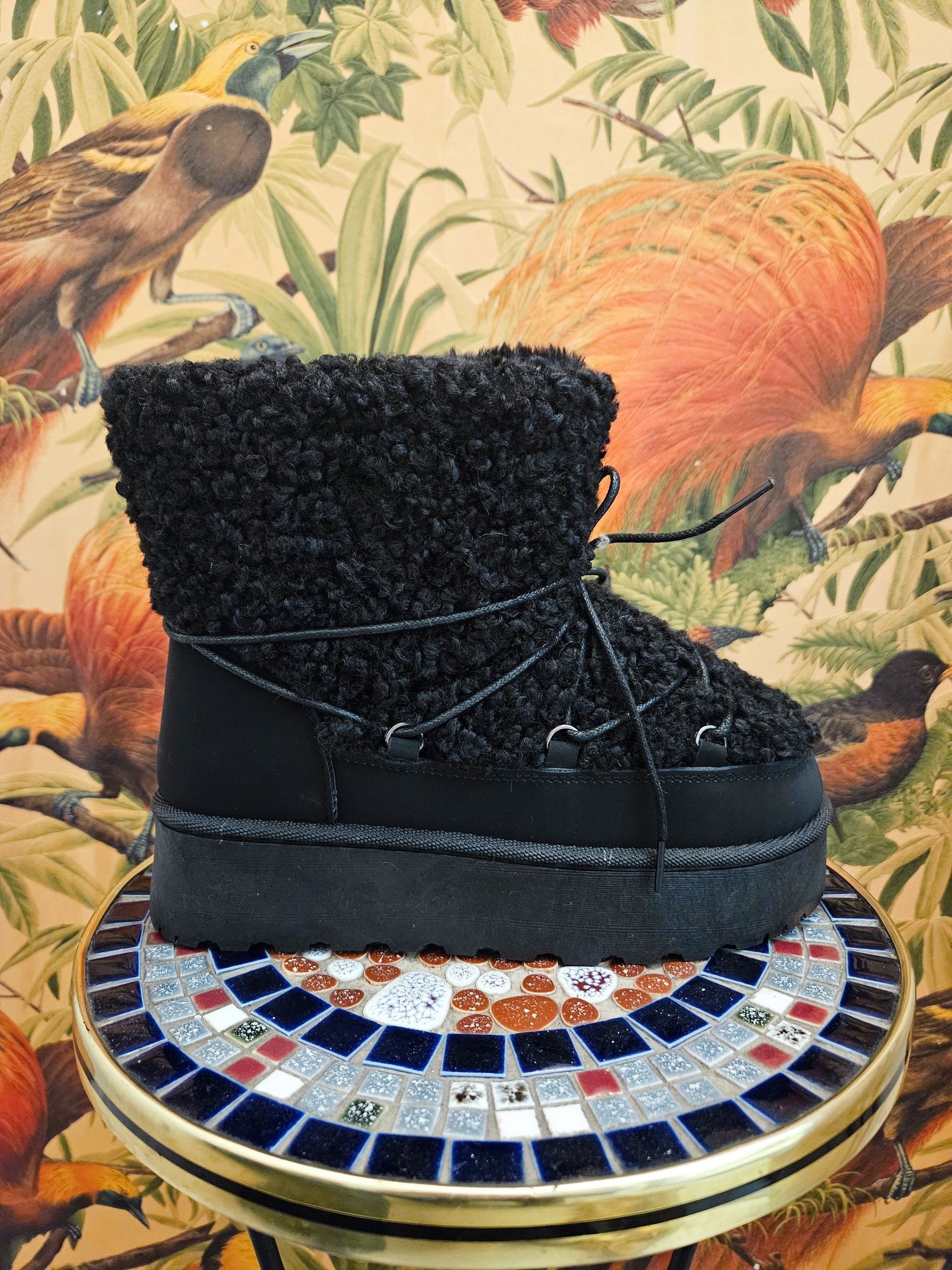 LACES TEDDY PLATFORM BOOTS - BLACK