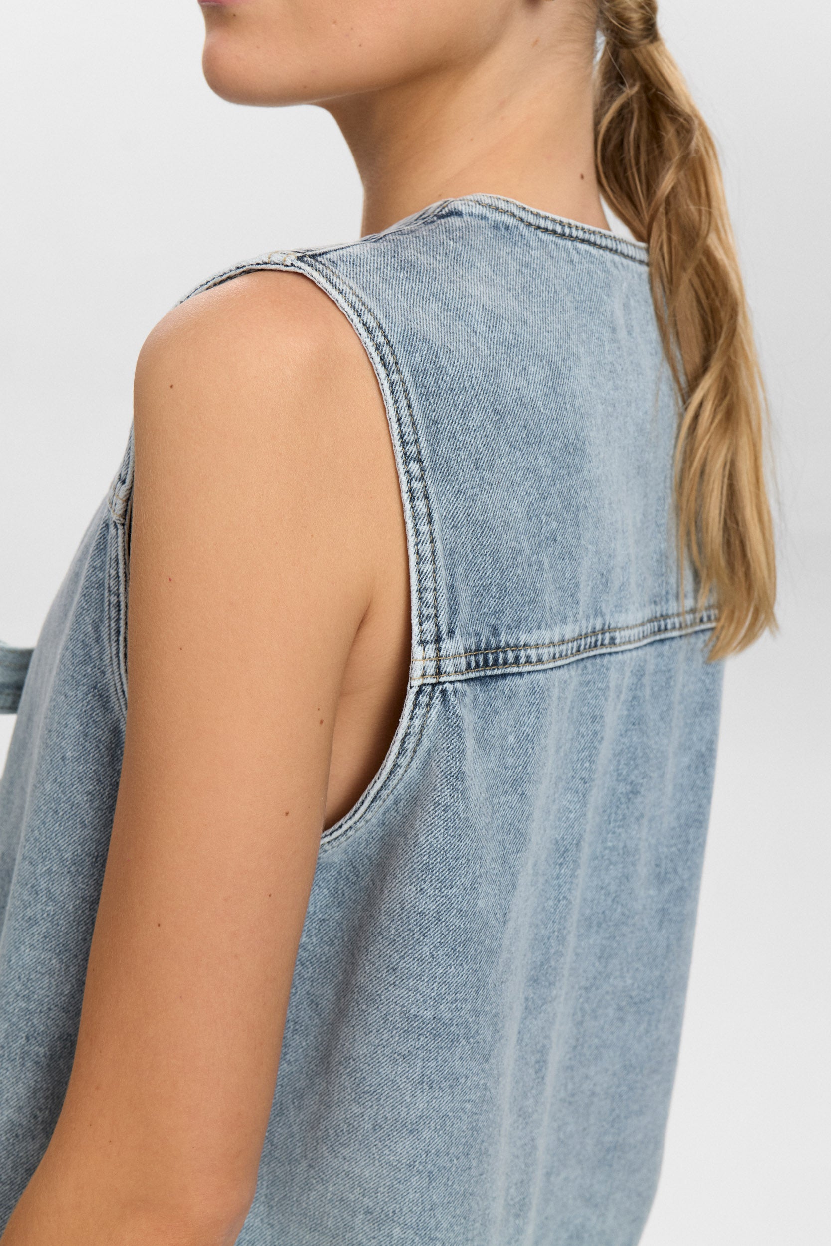 NÜMPH | BROOKLYN VEST - LIGHT BLUE BLEACH