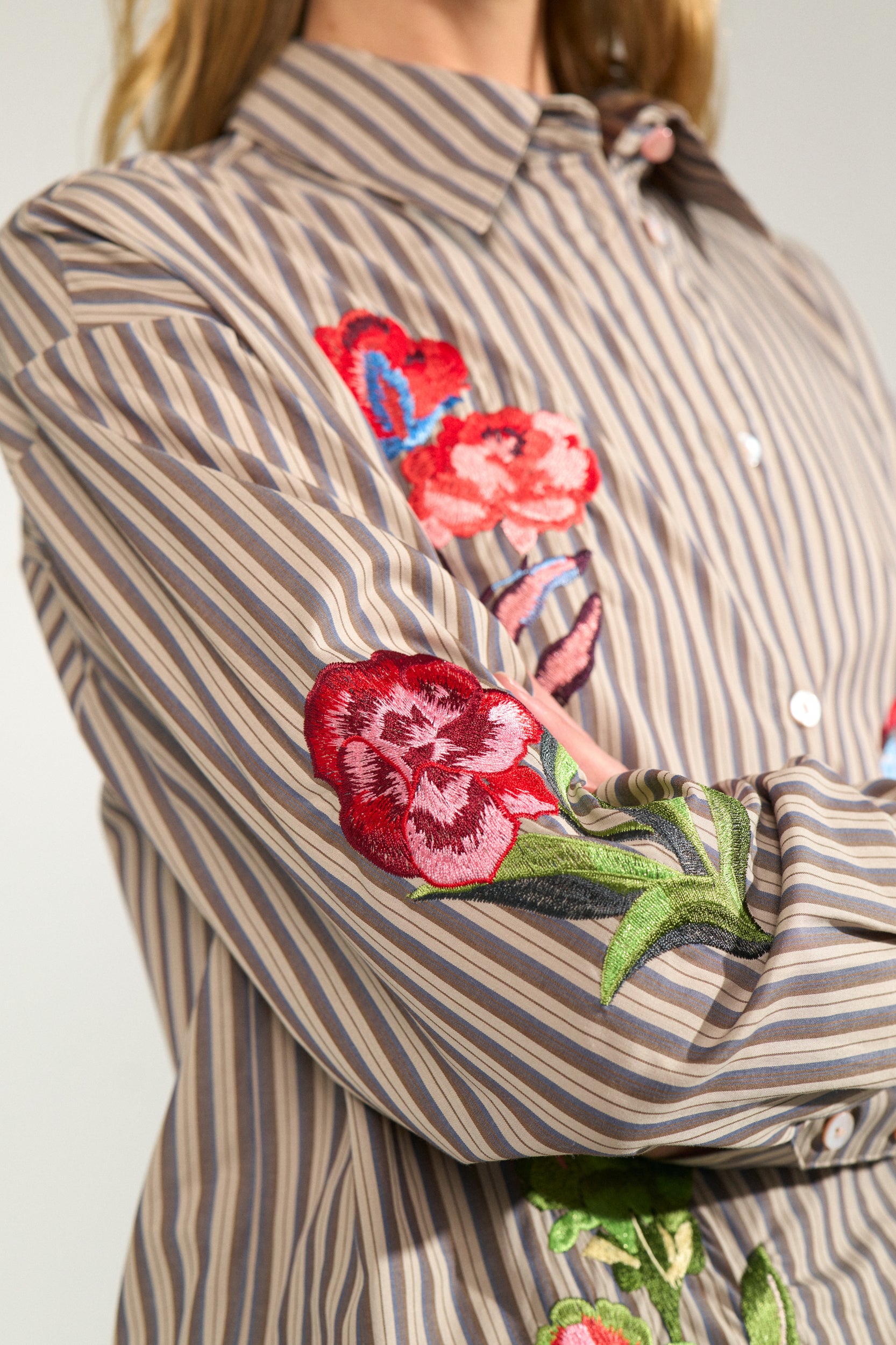 NÜMPH | KACEY EMBROIDERY SHIRT - DEEP TAUPE