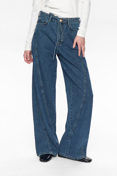 NÜMPH | BROOKLYN HR WIDE STITCH JEANS - MEDIUM BLUE DENIM