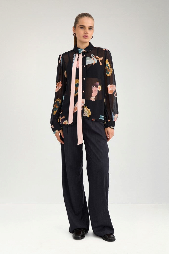 Bob & Bill Nümph Ophelia blouse in zwart met kleurrijke print, lange mouwen, kraag en roze strikdetail
