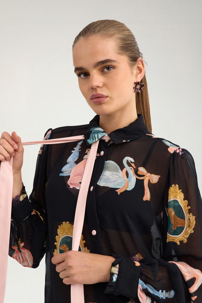 Bob & Bill Nümph Ophelia blouse in zwart viscose met kleurrijke print, kraag, knoopsluiting en roze strikdetails.
