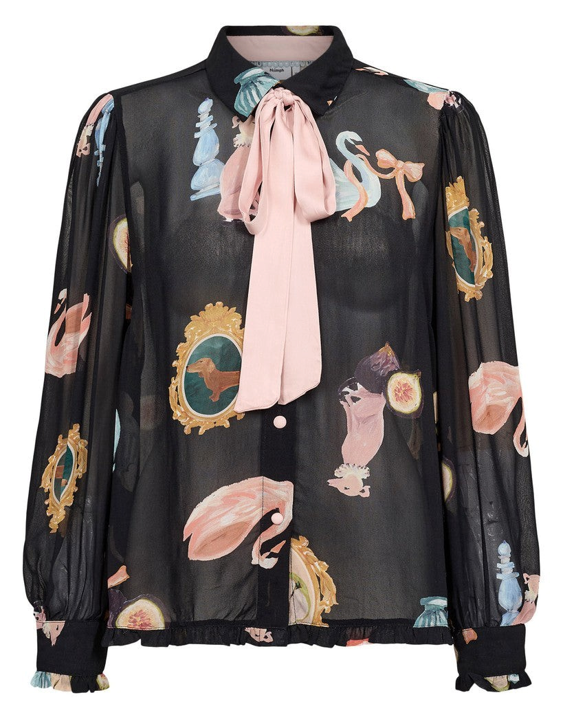 Bob & Bill Nümph Ophelia blouse in zwart viscose met kleurrijke print, lange mouwen en roze strikdetail bij de kraag.