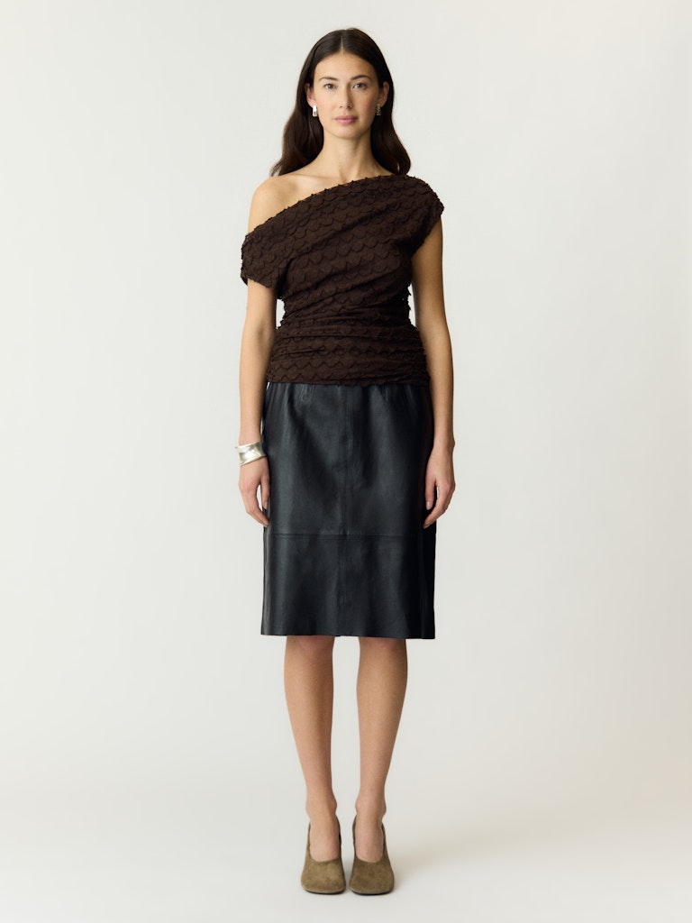 YAS | KATANA SL OFF SHOULDER TOP - COFFEE BEAN