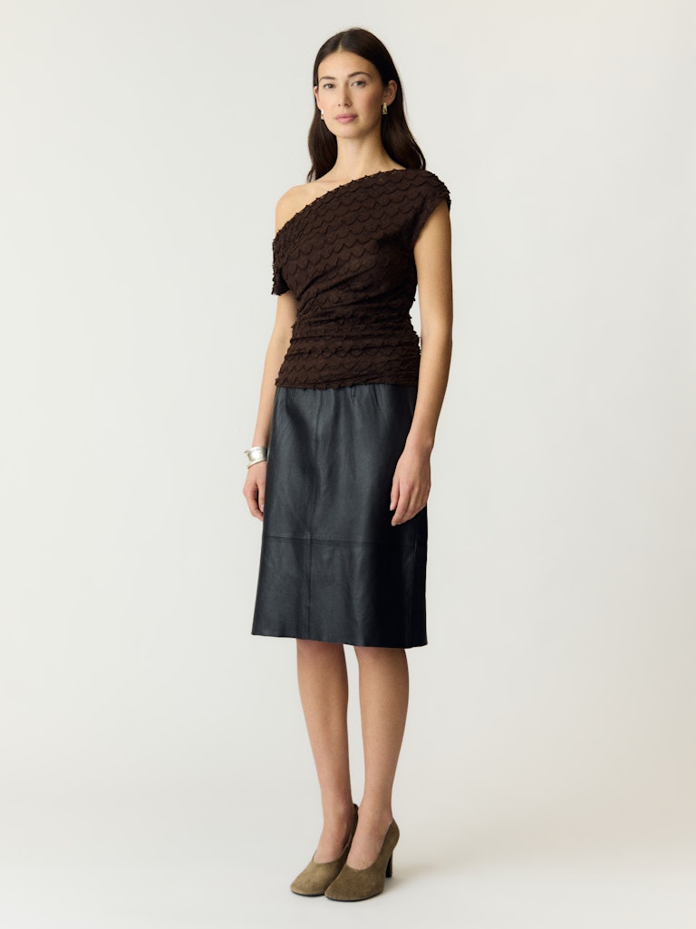 YAS | KATANA SL OFF SHOULDER TOP - COFFEE BEAN