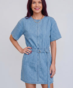 Model draagt blauwe Bob & Bill Calle denim jurk met korte mouwen, ronde hals en ceintuur in de taille.