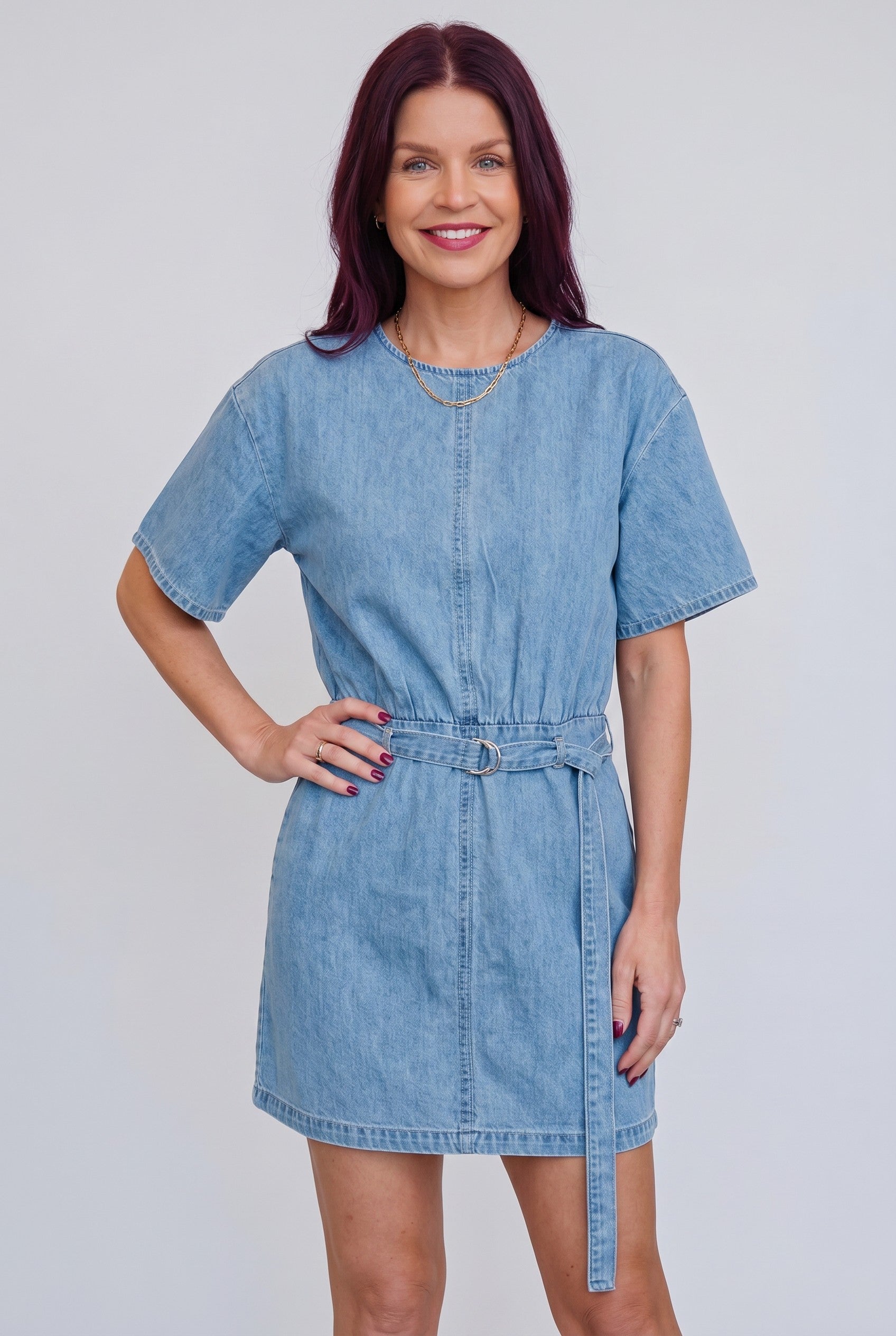 Model draagt blauwe Bob & Bill Calle denim jurk met korte mouwen, ronde hals en ceintuur in de taille.