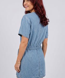 Bob & Bill blauwe denim jurk met korte mouwen, ronde hals en ceintuur in de taille, gedragen door een model.