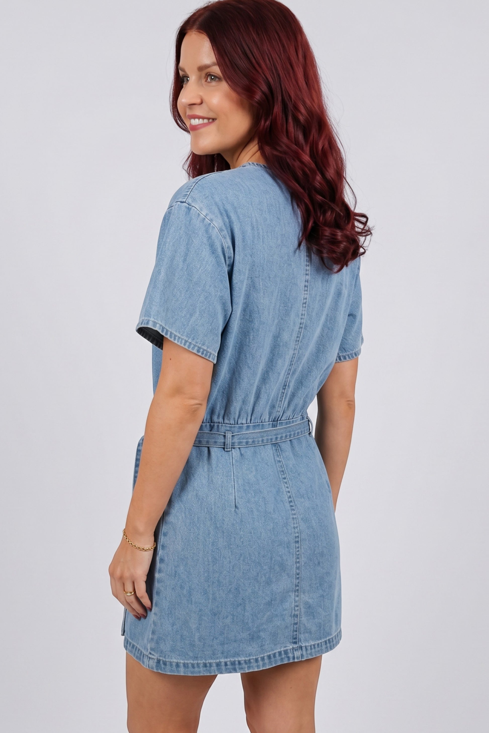 Bob & Bill blauwe denim jurk met korte mouwen, ronde hals en ceintuur in de taille, gedragen door een model.