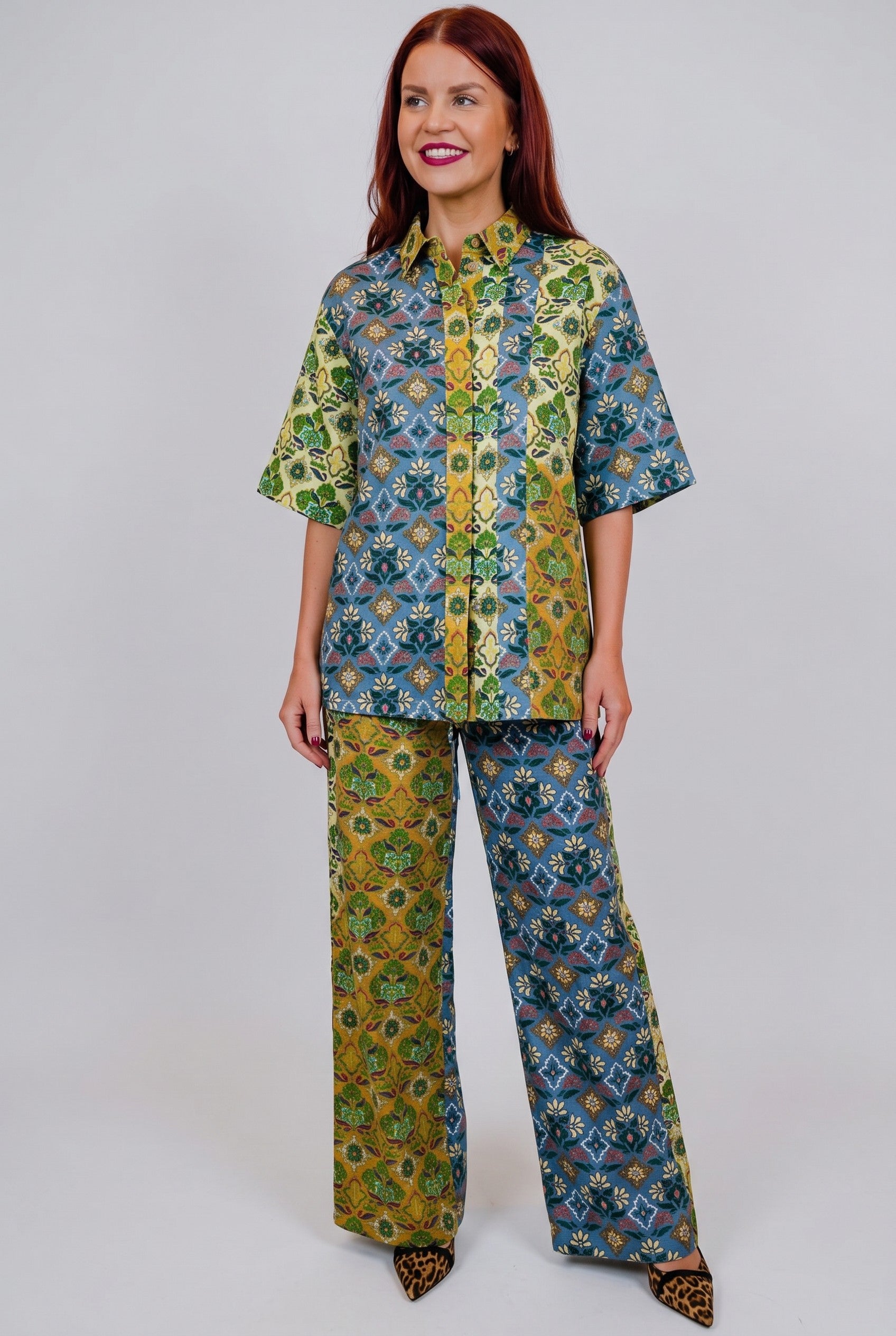 Model draagt Bob & Bill Felin blouse met all-over print, korte mouwen en kraag in een linnen-katoen mix.