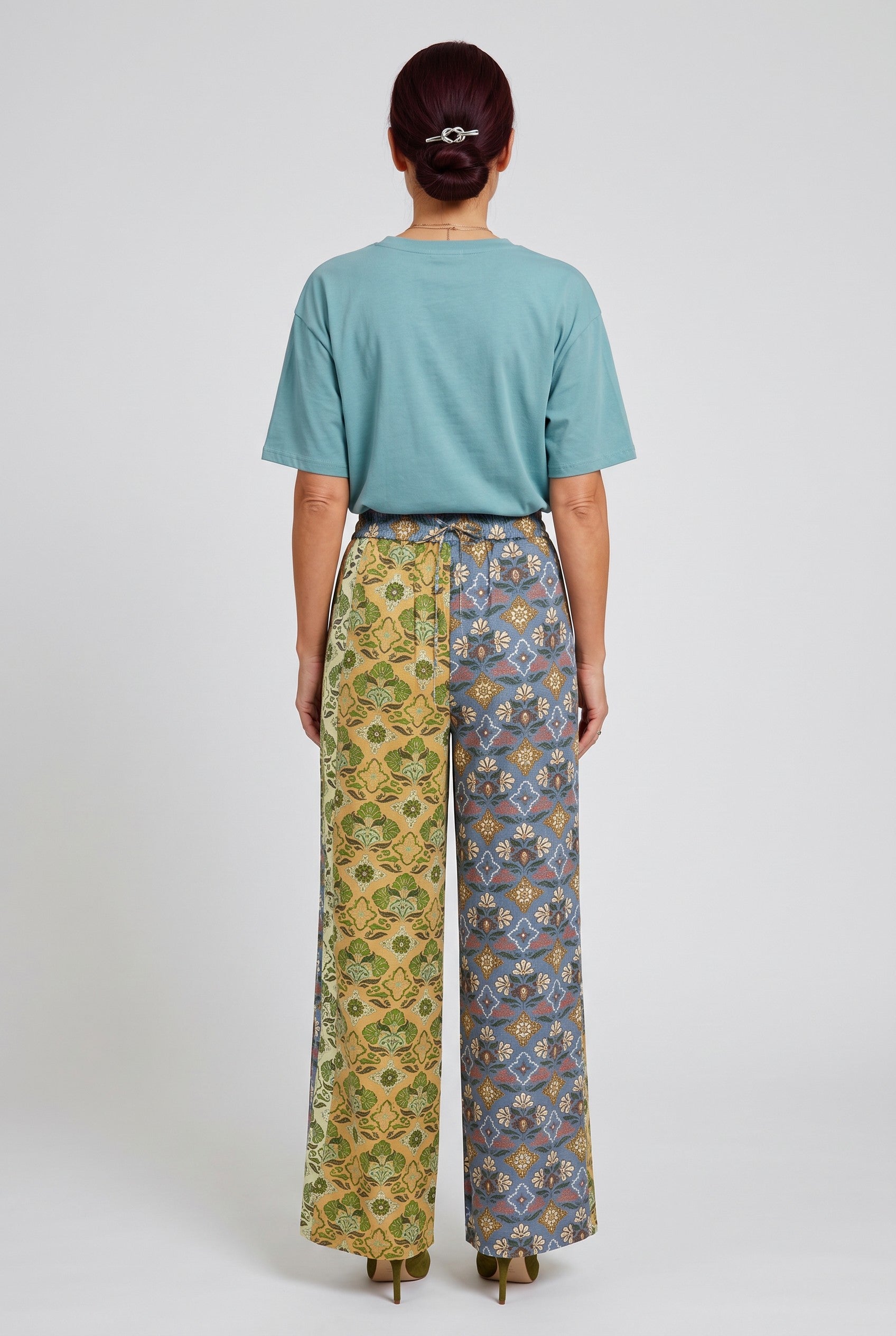 Bob & Bill Felin pantalon met all-over print, high waist en wijde pijpen van linnen en katoen in multi-kleuren.