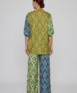 Bob & Bill Felin pantalon met wijde pijpen, all-over print in groen en blauw, gemaakt van linnen en katoen.