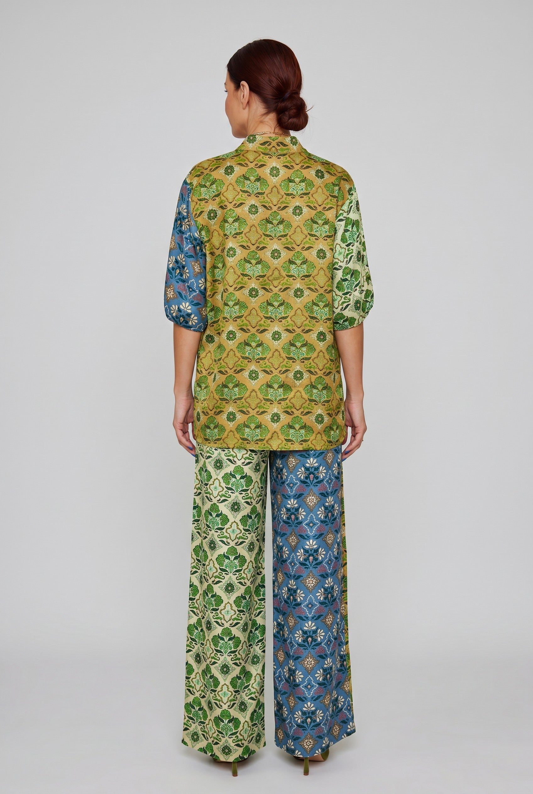Bob & Bill Felin pantalon met wijde pijpen, all-over print in groen en blauw, gemaakt van linnen en katoen.