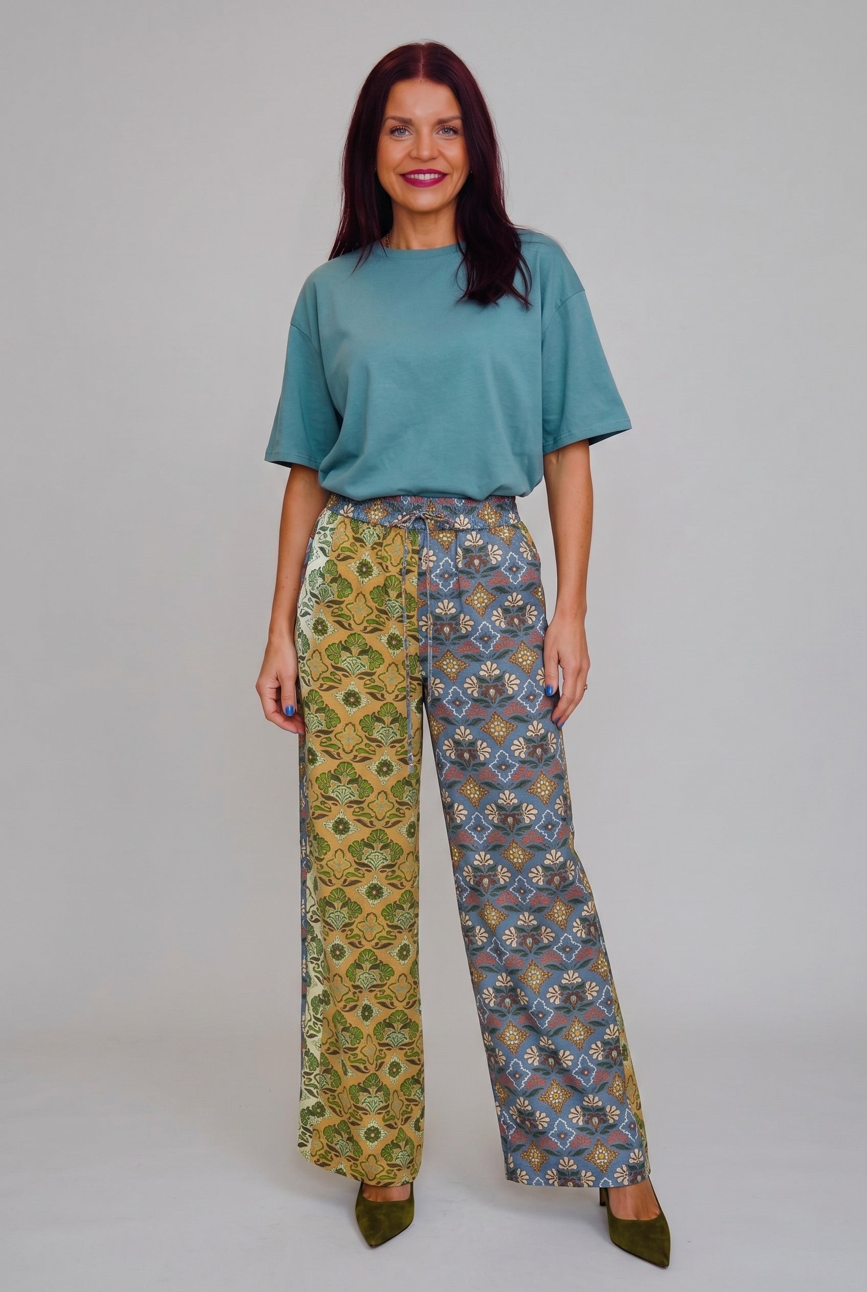 Model draagt Bob & Bill Felin pantalon met wijde pijpen, all-over print, elastische taille en ceintuur in linnenmix.