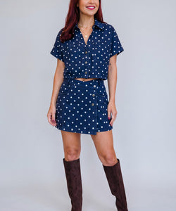 Model draagt Bob & Bill LISSI denim blouse in navy met witte stippenprint, korte mouwen en borstzakken.