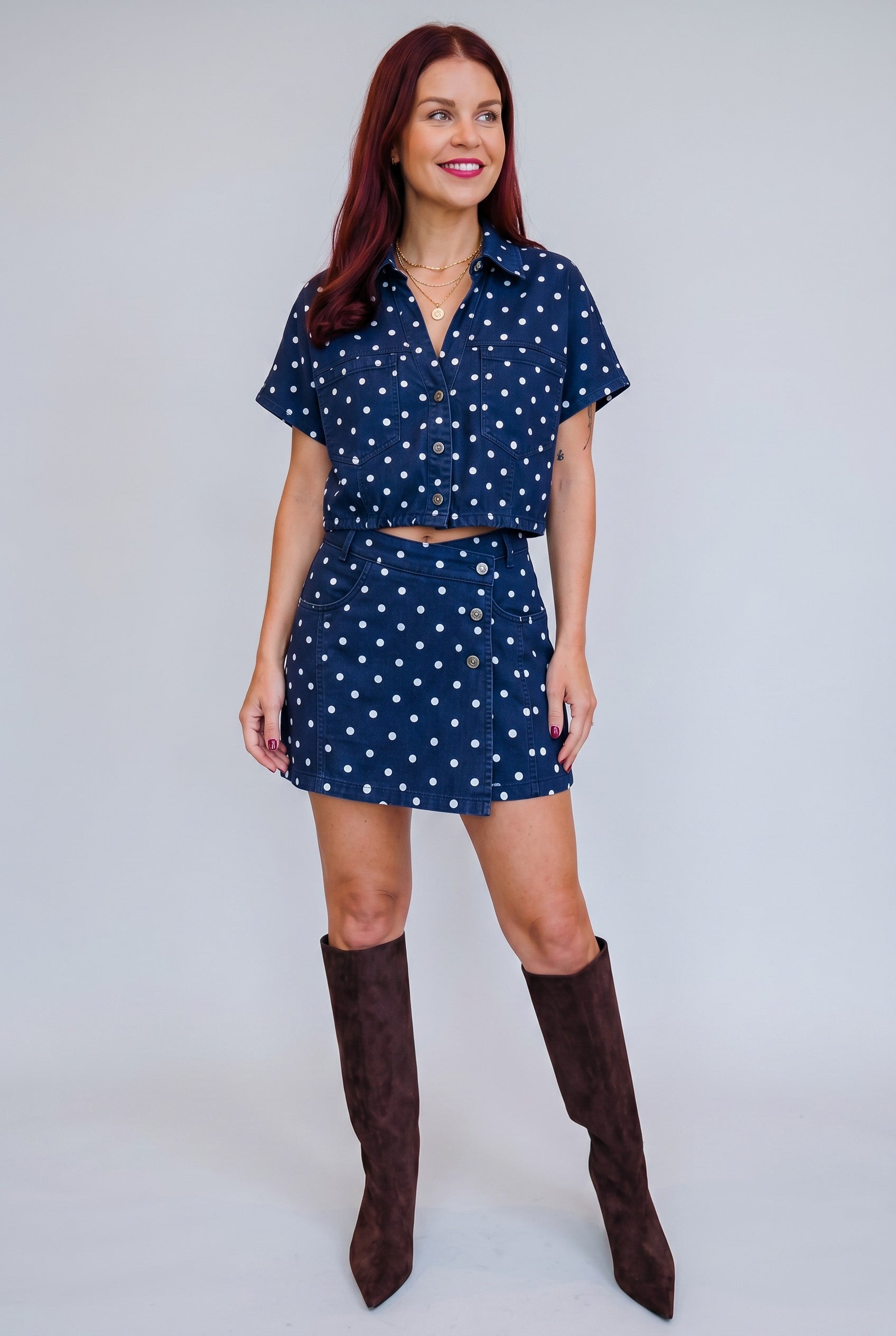 Model draagt Bob & Bill LISSI denim blouse in navy met witte stippenprint, korte mouwen en borstzakken.