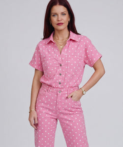 Model draagt roze Bob & Bill LISSI denim broek met witte stippen, mid-high waist en tapered straight leg pasvorm.