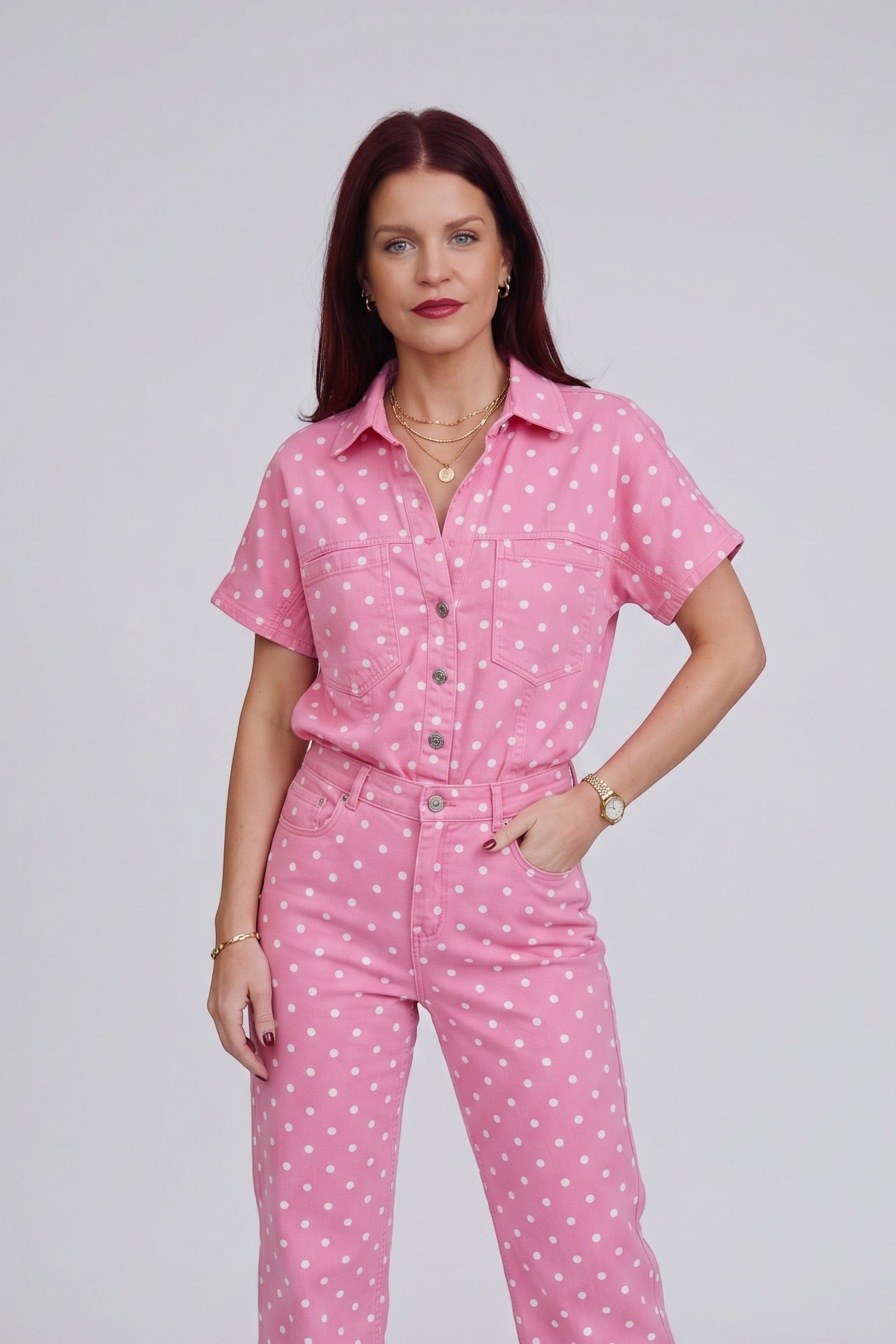 Model draagt roze Bob & Bill LISSI denim broek met witte stippen, mid-high waist en tapered straight leg pasvorm.