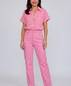 Model draagt roze Bob & Bill LISSI denim broek met witte stippen, mid-high waist en rechte pasvorm.