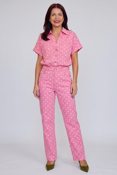 Model draagt roze Bob & Bill LISSI denim broek met witte stippen, mid-high waist en rechte pasvorm.