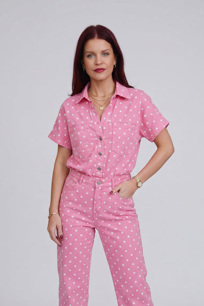 Model draagt roze Bob & Bill LISSI denim broek met witte stippen, mid-high waist en tapered straight leg pasvorm.