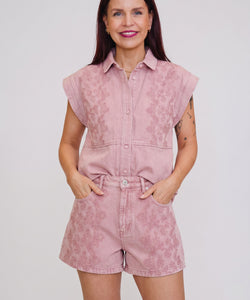 Model draagt roze Bob & Bill Mae denim shorts met borduursel, high waist pasvorm en 100% katoen materiaal.