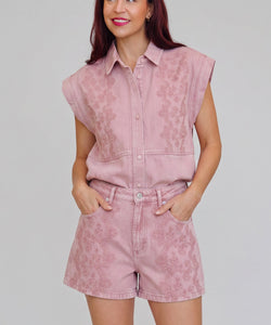 Model draagt roze Bob & Bill Mae denim shorts met borduursel, high waist en rechte pasvorm van 100% katoen.