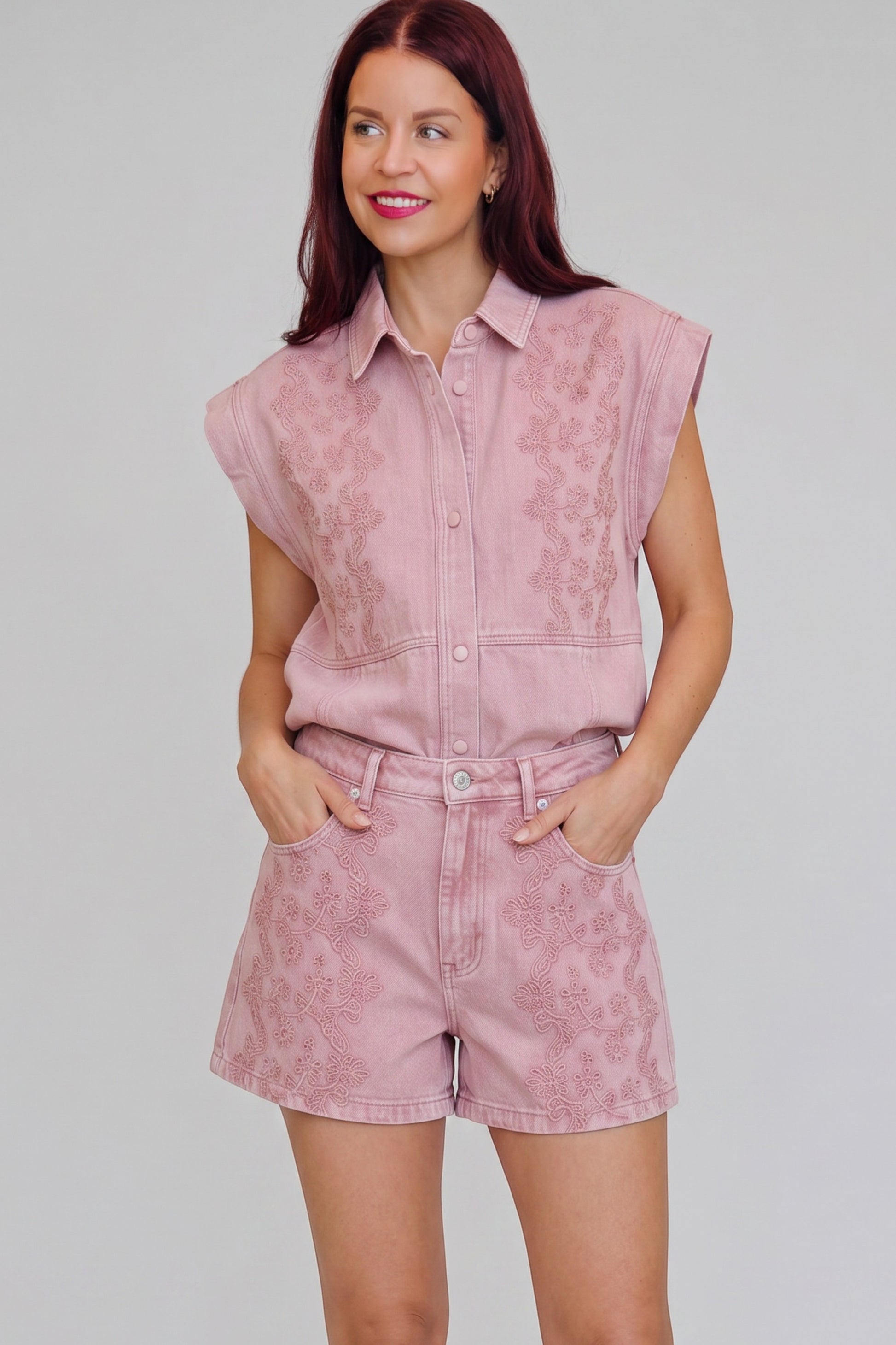 Model draagt roze Bob & Bill Mae denim shorts met borduursel, high waist en rechte pasvorm van 100% katoen.