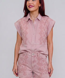 Model draagt roze Bob & Bill MAE denim shorts van 100% katoen met high waist en borduurwerk in een studio setting.