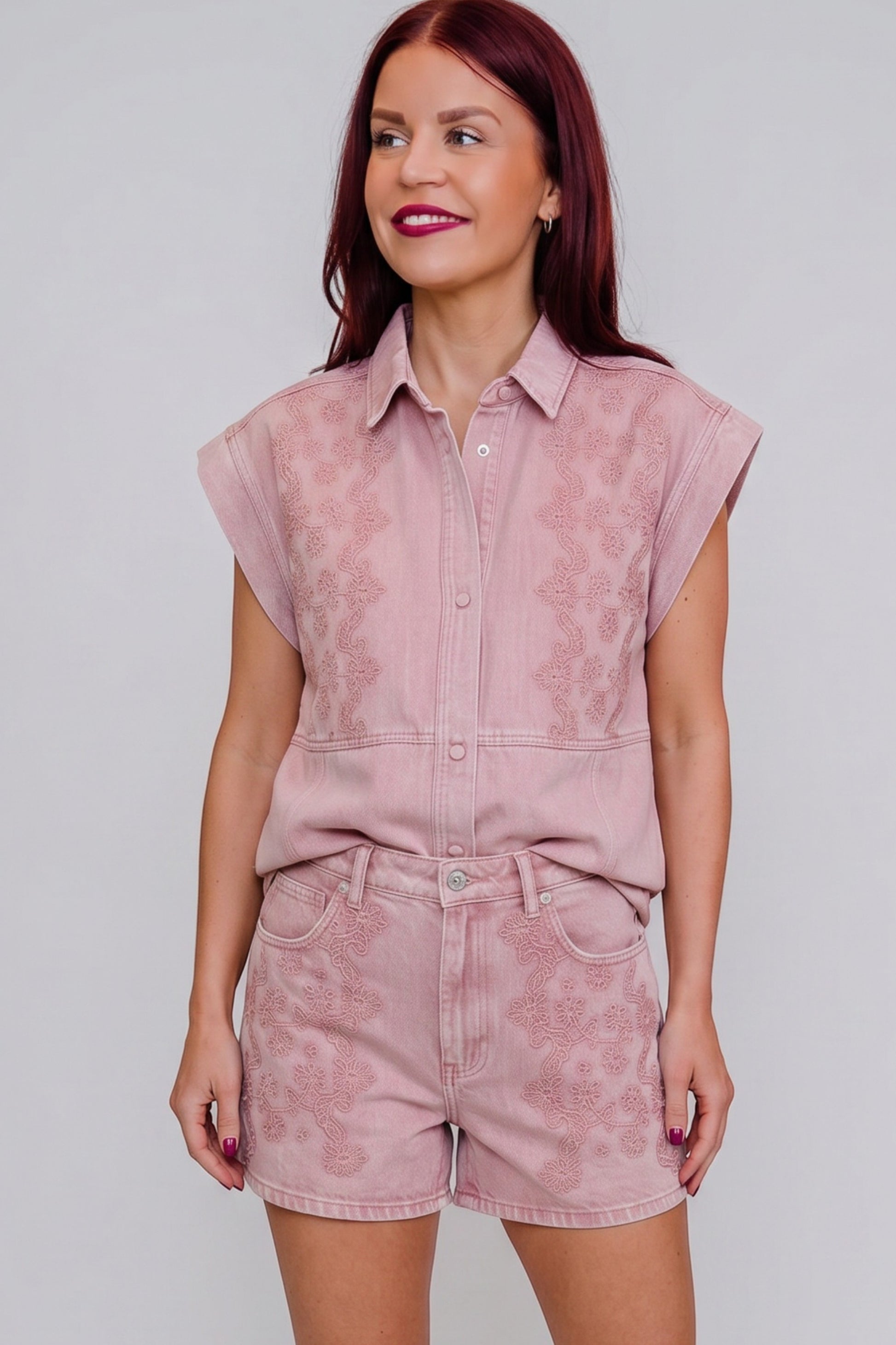 Model draagt roze Bob & Bill MAE denim shorts van 100% katoen met high waist en borduurwerk in een studio setting.