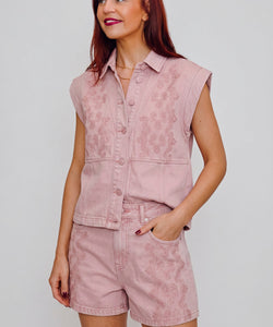 Model draagt roze Bob & Bill Mae denim shorts van 100% katoen met high waist en geborduurd detail.