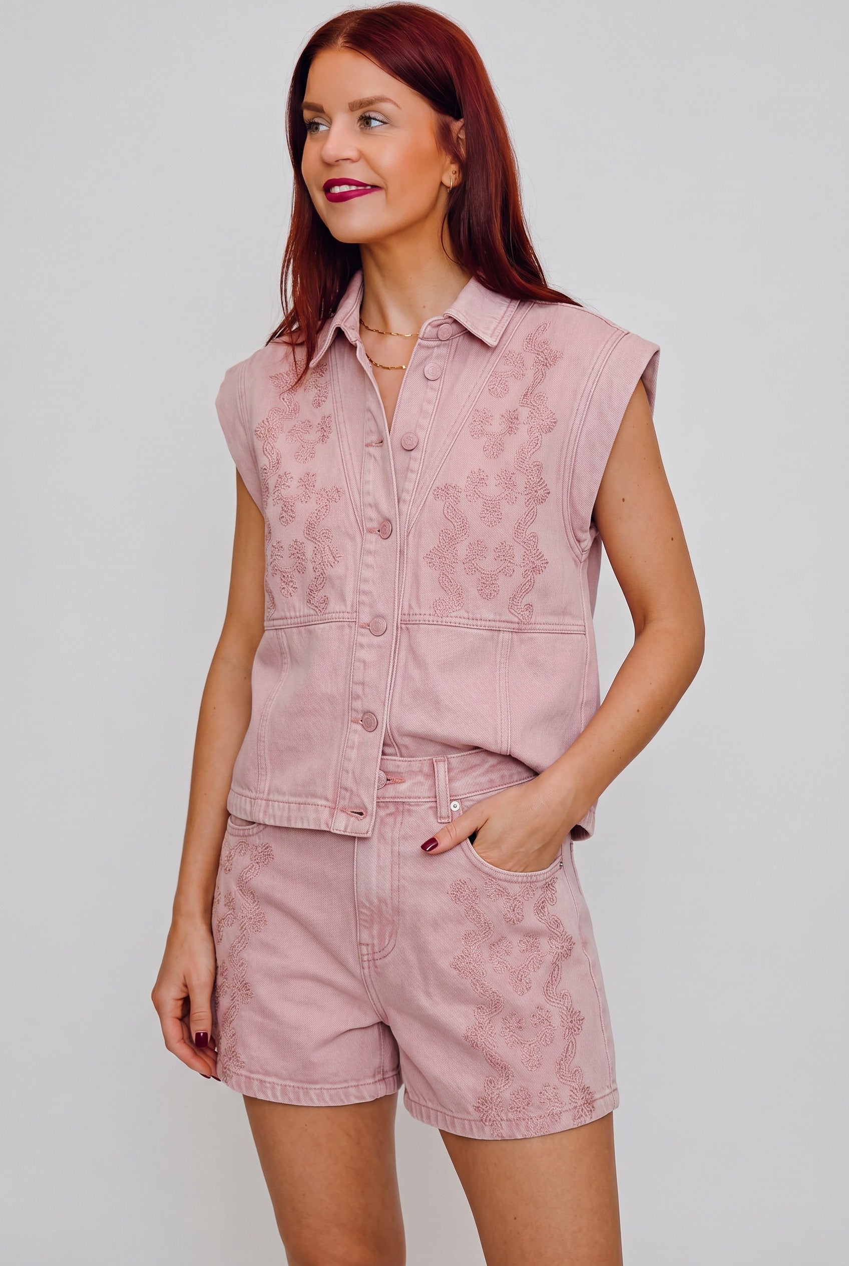 Model draagt roze Bob & Bill Mae denim shorts van 100% katoen met high waist en geborduurd detail.