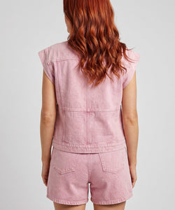 Model van achteren gezien in roze Bob & Bill Mae denim shorts en bijpassend gilet van 100% katoen.