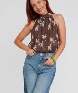 Bob & Bill Marianne Halter Blouse in bruin met bloemenprint, gemaakt van 100% polyester.