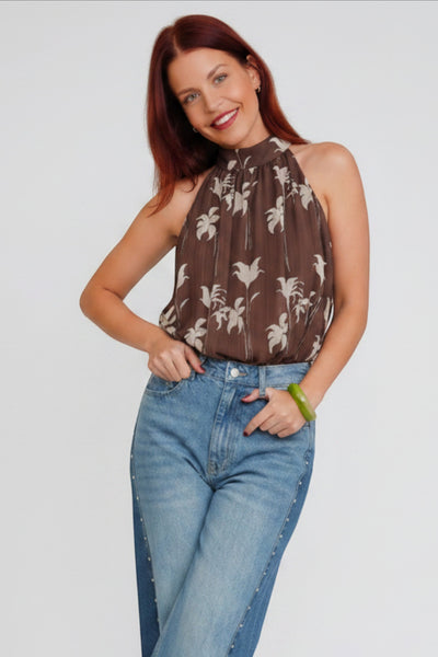 Bob & Bill Marianne Halter Blouse in bruin met bloemenprint, gemaakt van 100% polyester.