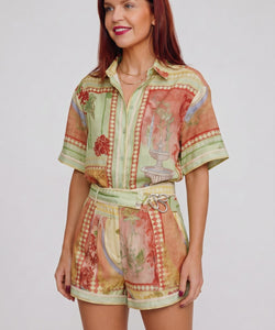 Model draagt Bob & Bill resort blouse in groen met all-over print, korte mouwen en linnen-katoen mix in relaxed fit.