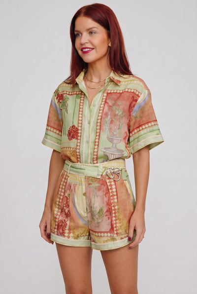 Model draagt Bob & Bill resort blouse in groen met all-over print, korte mouwen en linnen-katoen mix in relaxed fit.