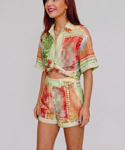 Model draagt een Bob & Bill resort blouse in groen met all-over print, gemaakt van een linnen-katoen mix.