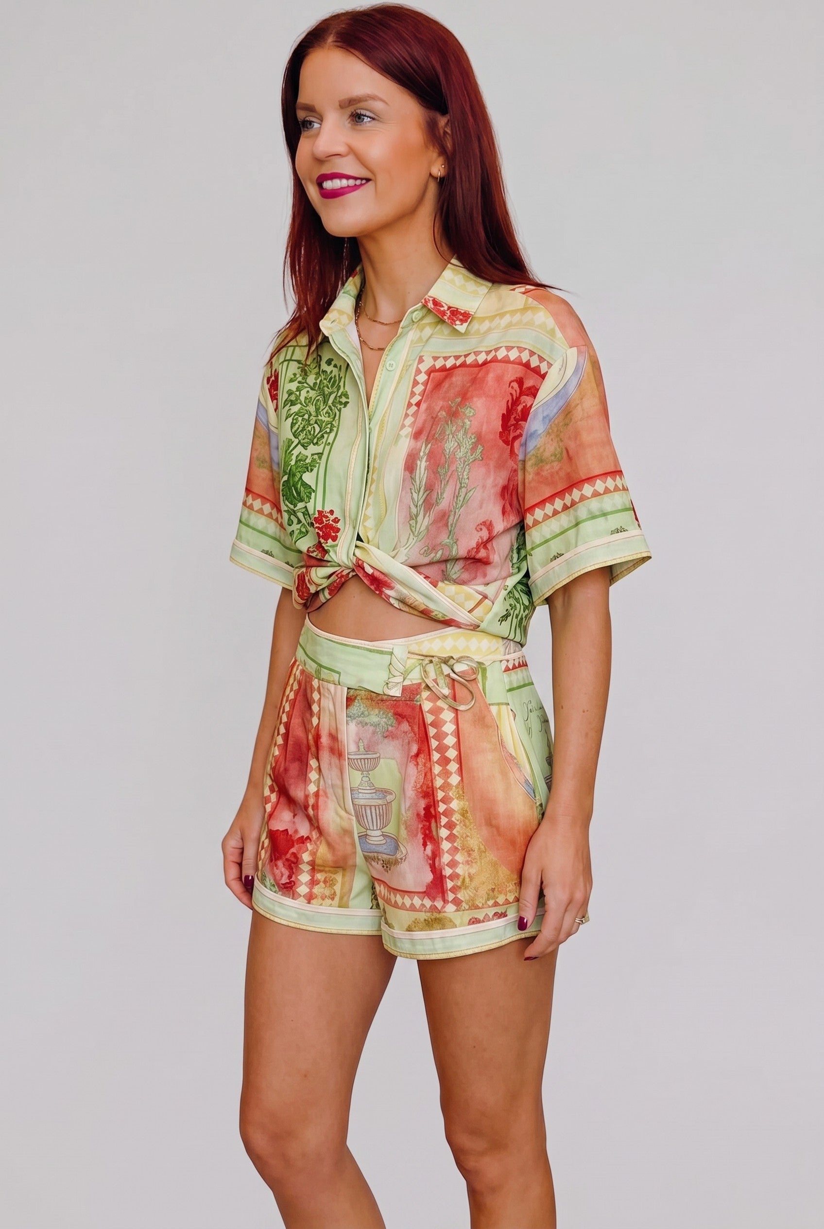 Model draagt een Bob & Bill resort blouse in groen met all-over print, gemaakt van een linnen-katoen mix.