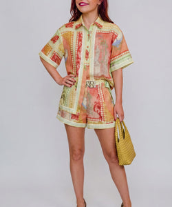 Model draagt Bob & Bill Resort Blouse in groen met all-over print, korte mouwen en linnen-katoen mix in relaxed fit.