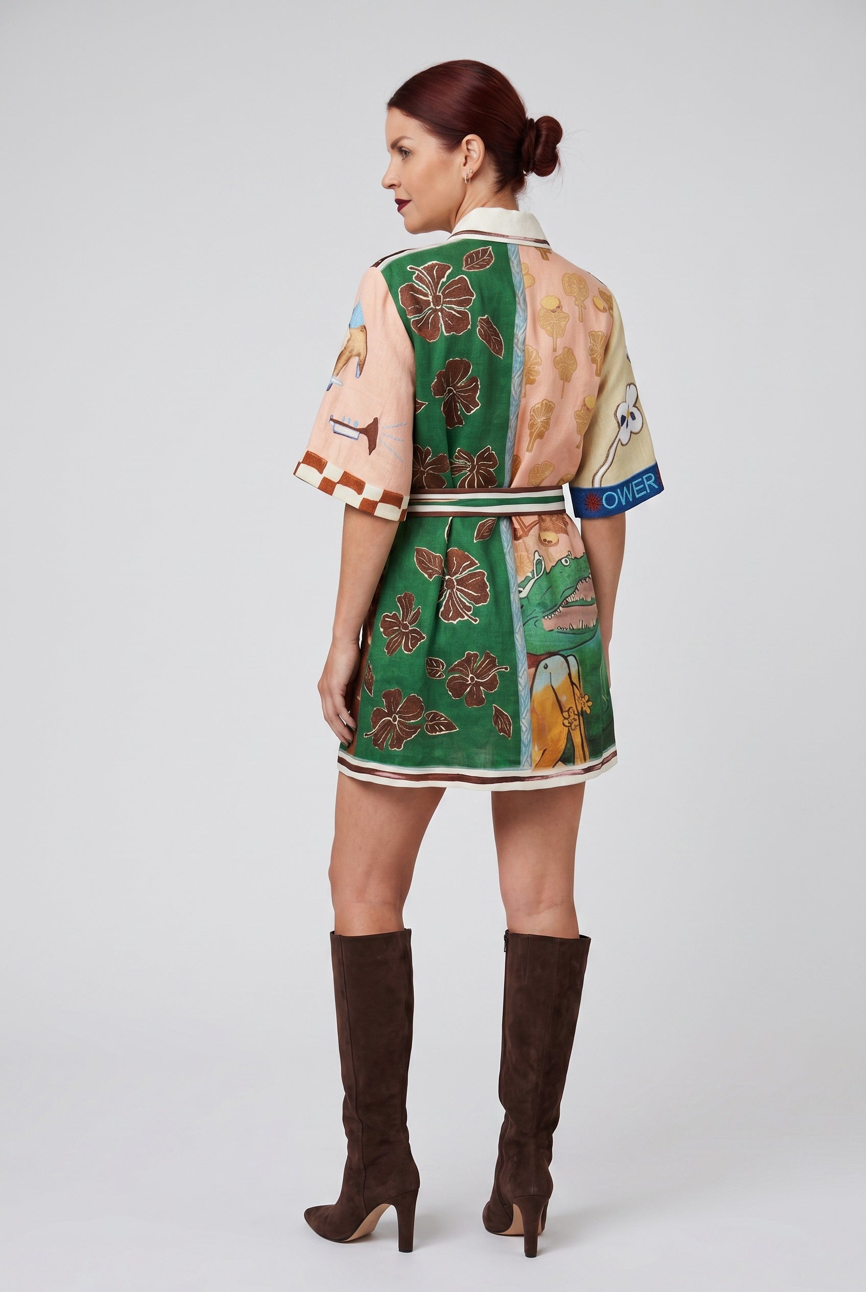 Model draagt een Bob & Bill resort jurk met all-over print, korte mouwen, kraag en ceintuur van linnen en katoen.