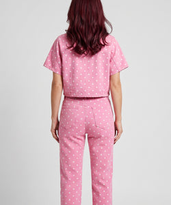 Bob & Bill roze denim broek met witte stippen, mid-high waist en tapered straight leg pasvorm.