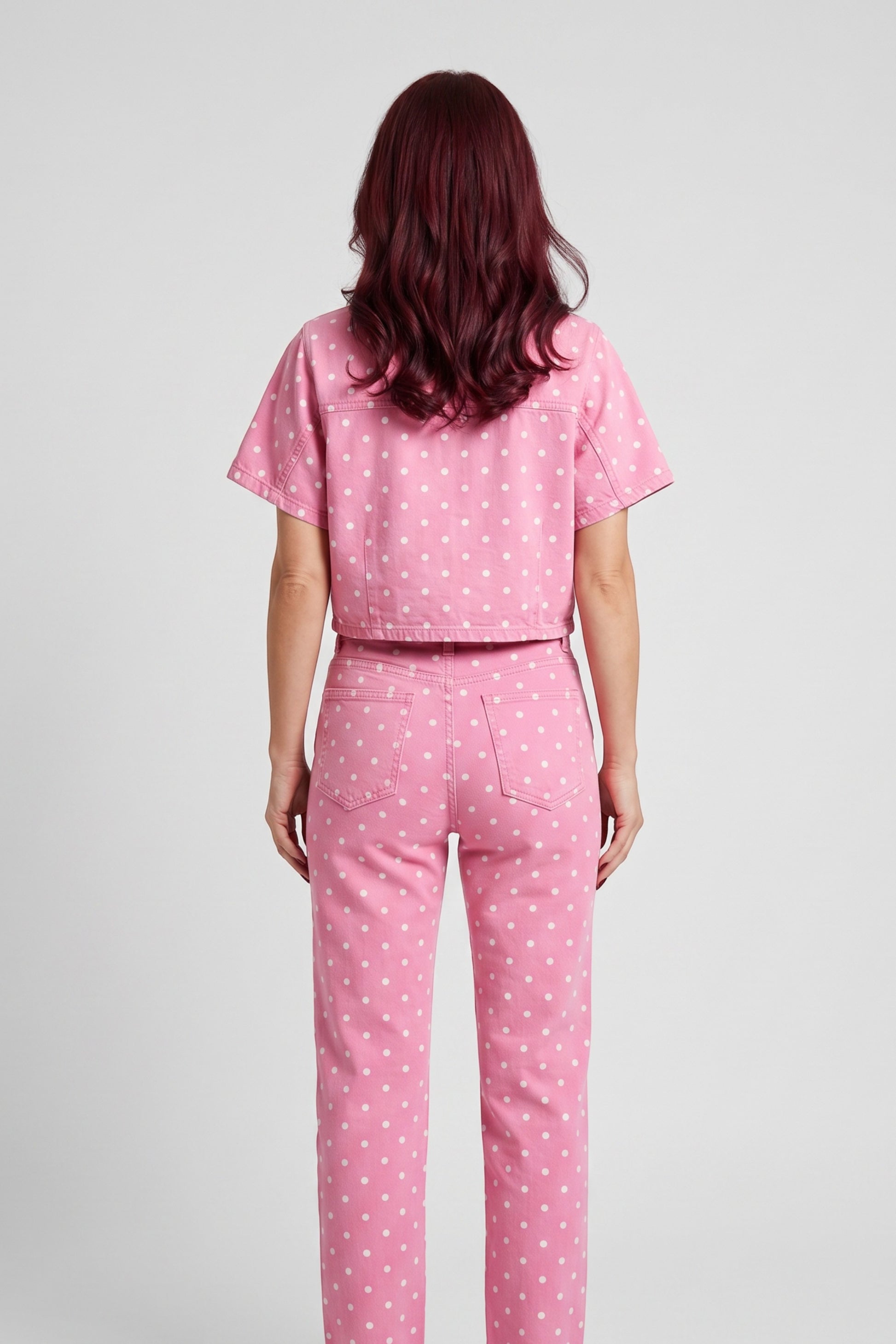 Bob & Bill roze denim broek met witte stippen, mid-high waist en tapered straight leg pasvorm.
