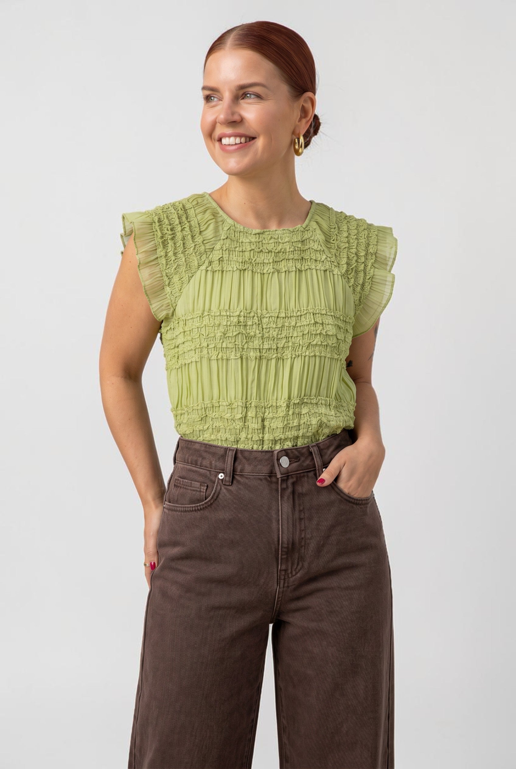 Bob & Bill MYLLA top in groen met korte mouwen, ronde hals en bewerkte stof van 100% polyester.
