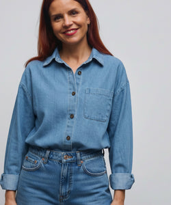 Bob & Bill blauwe denim blouse met geborduurde kersen en hart, 100% katoen, oversized fit.