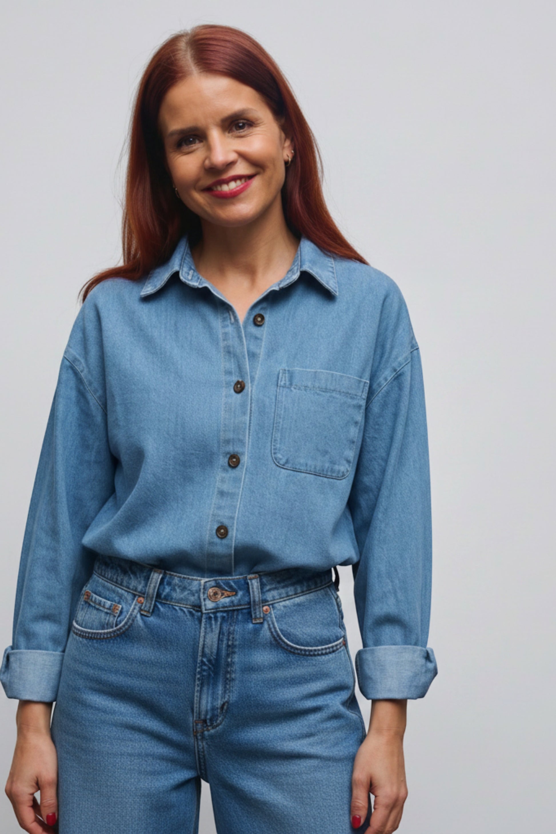 Bob & Bill blauwe denim blouse met geborduurde kersen en hart, 100% katoen, oversized fit.