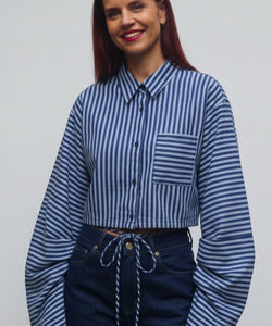 Bob & Bill Mabelle gestreepte blouse met lange mouwen, kraag en knoopsluiting. Gemaakt van katoen en polyester.