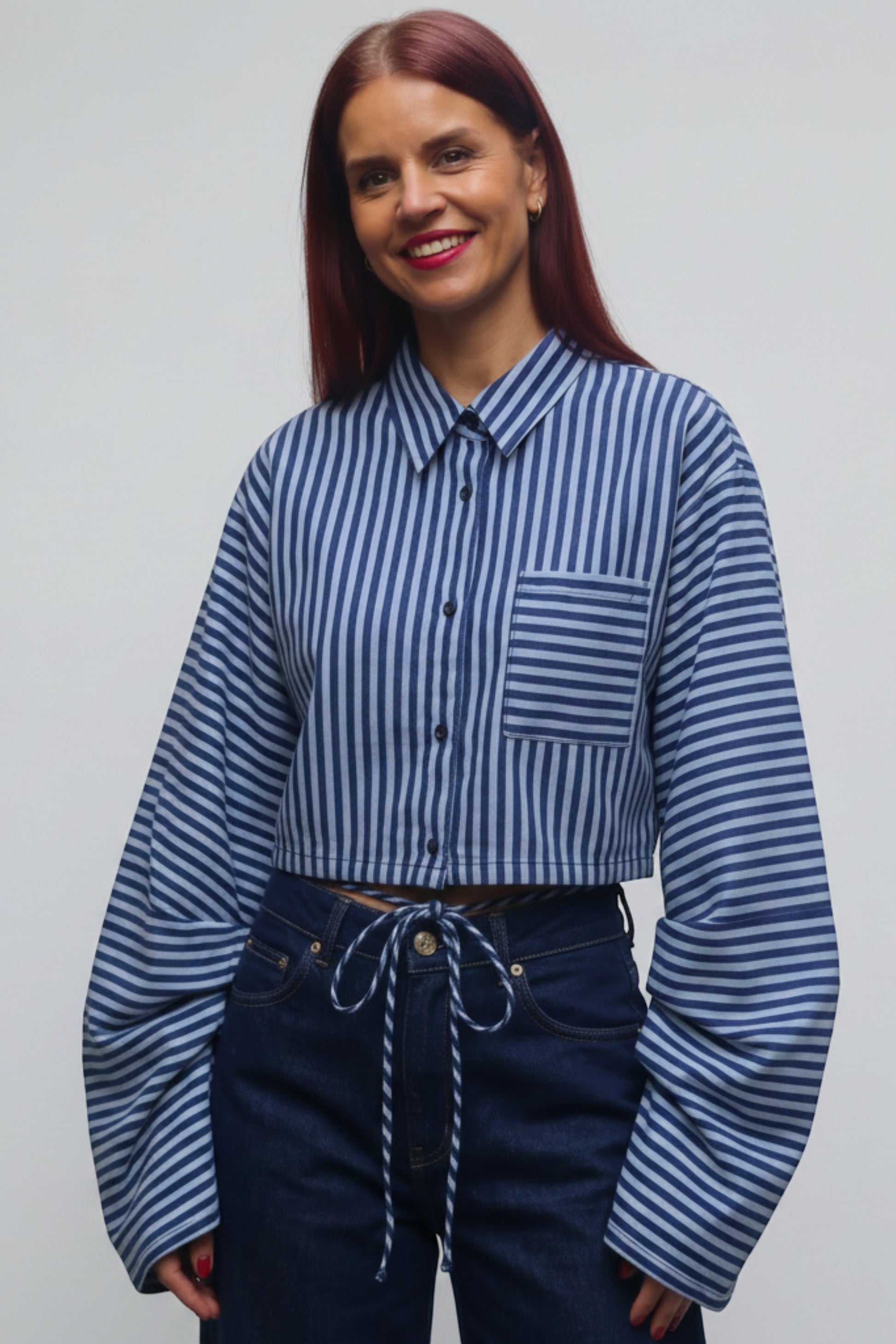 Bob & Bill Mabelle gestreepte blouse met lange mouwen, kraag en knoopsluiting. Gemaakt van katoen en polyester.